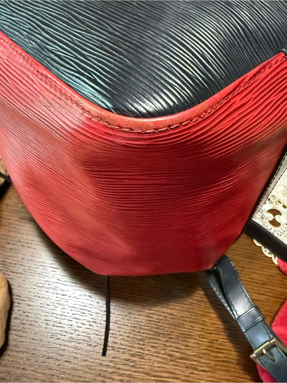 Louis Vuitton Noe PM Red and Black Epi Drawstring Bucket Bag - Picture 5 of 12